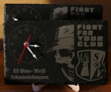 Wanduhr mit Totenkopf, Uhrzeigern und dem Text "Fight for Your Club".