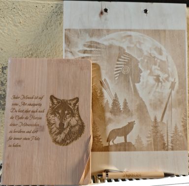 Holzschnitt mit Wolf und indianischem Motiv, darunter ein Brauchtext.