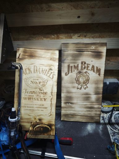 Zwei Holzboxen mit der Aufschrift "Jack Daniel's" und "Jim Beam".