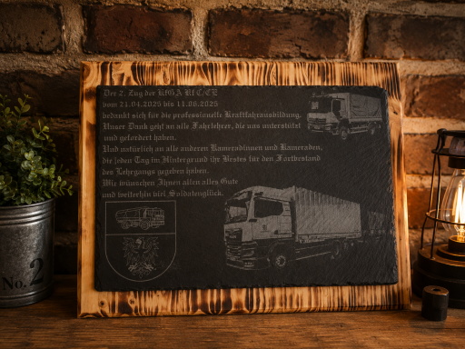 Tafel aus Holz mit Gravuren zu Lkw und Informationen darüber.