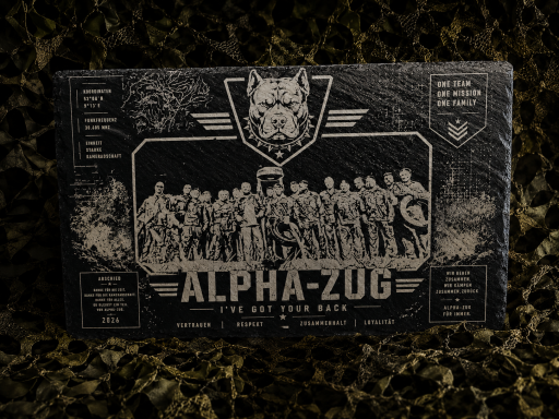 Gruppenfoto von Soldaten mit dem Titel "ALPHA-ZUG" und einem Wolf-Emblem.