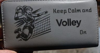 Geldbörse mit Aufdruck: "Keep Calm and Volley On" und Volleyballspielerin.