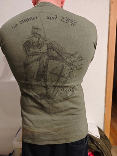 T-Shirt mit einem Ritter und einem Kreuzmotiv auf der Rückseite.