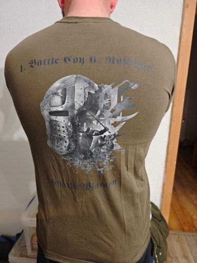 Ein T-Shirt mit einem Druck eines Ritters und dem Text "I Battle with the Best".